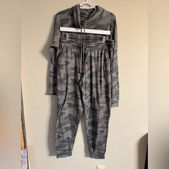 2/$15 Maurice’s Camo Print Lounge Set - Picture 9 of 9